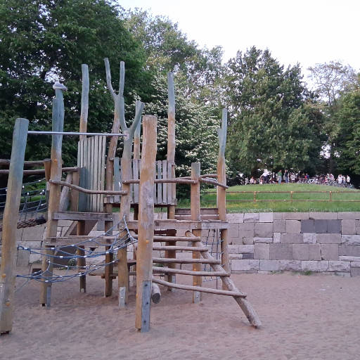 am Spielplatz oberhalb des Aachener Weihers